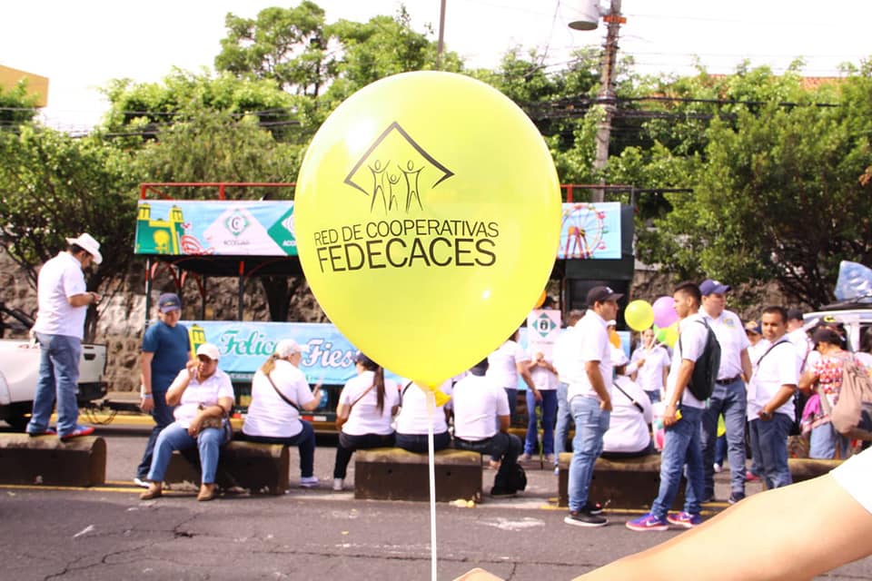 Red de Cooperativas FEDECACES en el Desfile del Comercio en San Salvador